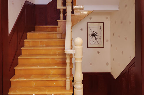米脂中式别墅室内汉白玉石楼梯的定制安装装饰效果